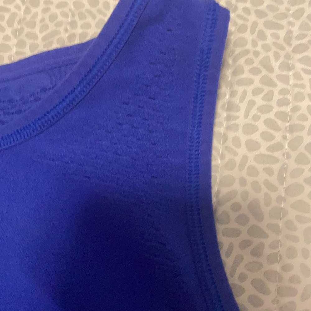Reebok top - Picture 2 of 6